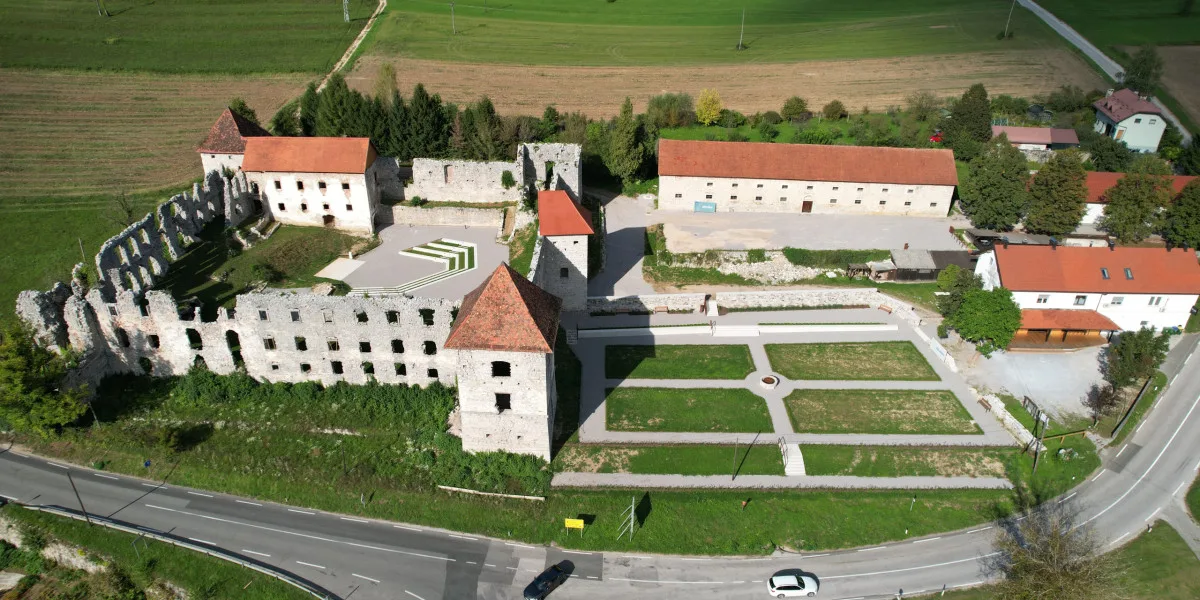 Grad Soteska — fotografija 2
